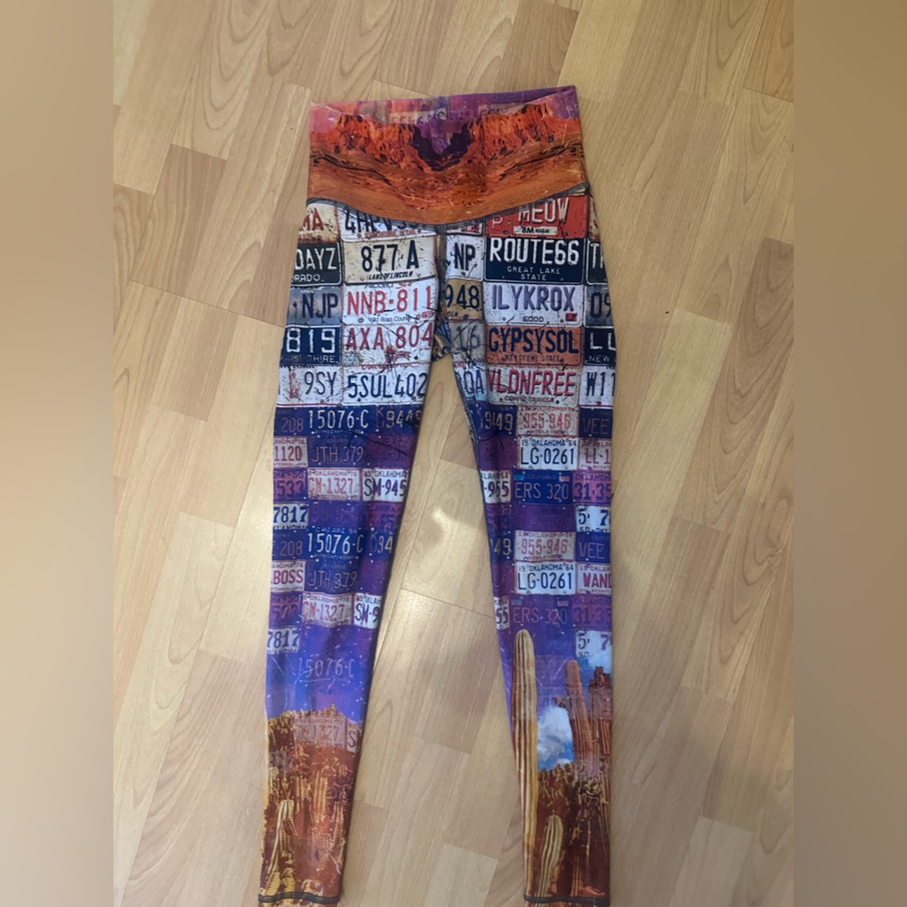 Niyama Sol Zzyzx leggings license plate print full length
